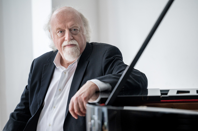 Peter Donohoe at the piano